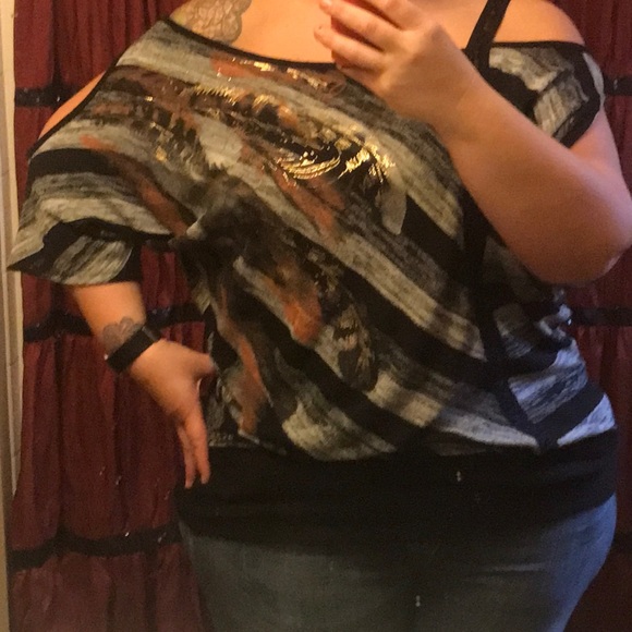 🎉HP🎉eVouges feather cold shoulder top - Picture 8 of 8